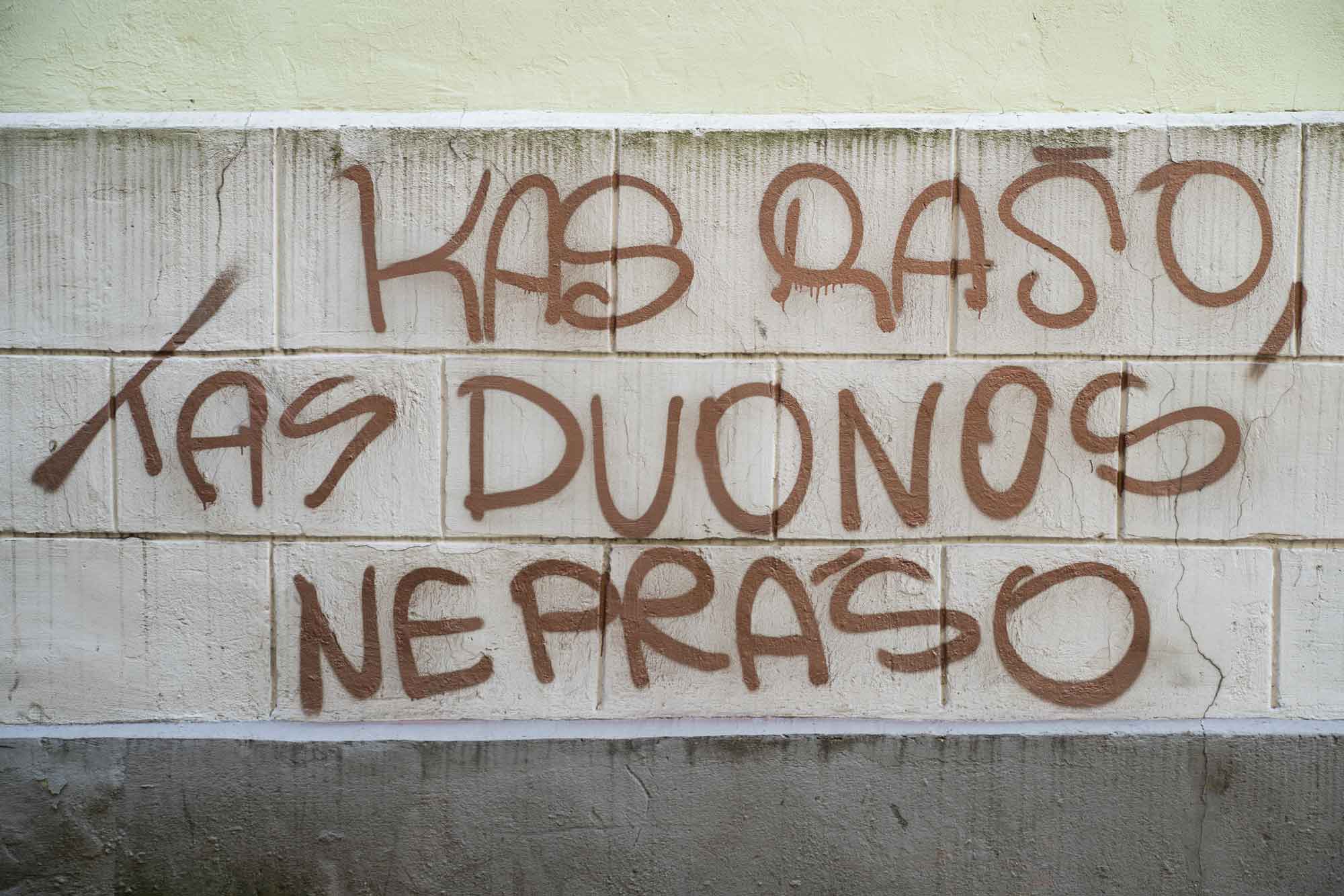 KAS RAŠO - originalas - NU IR KAS