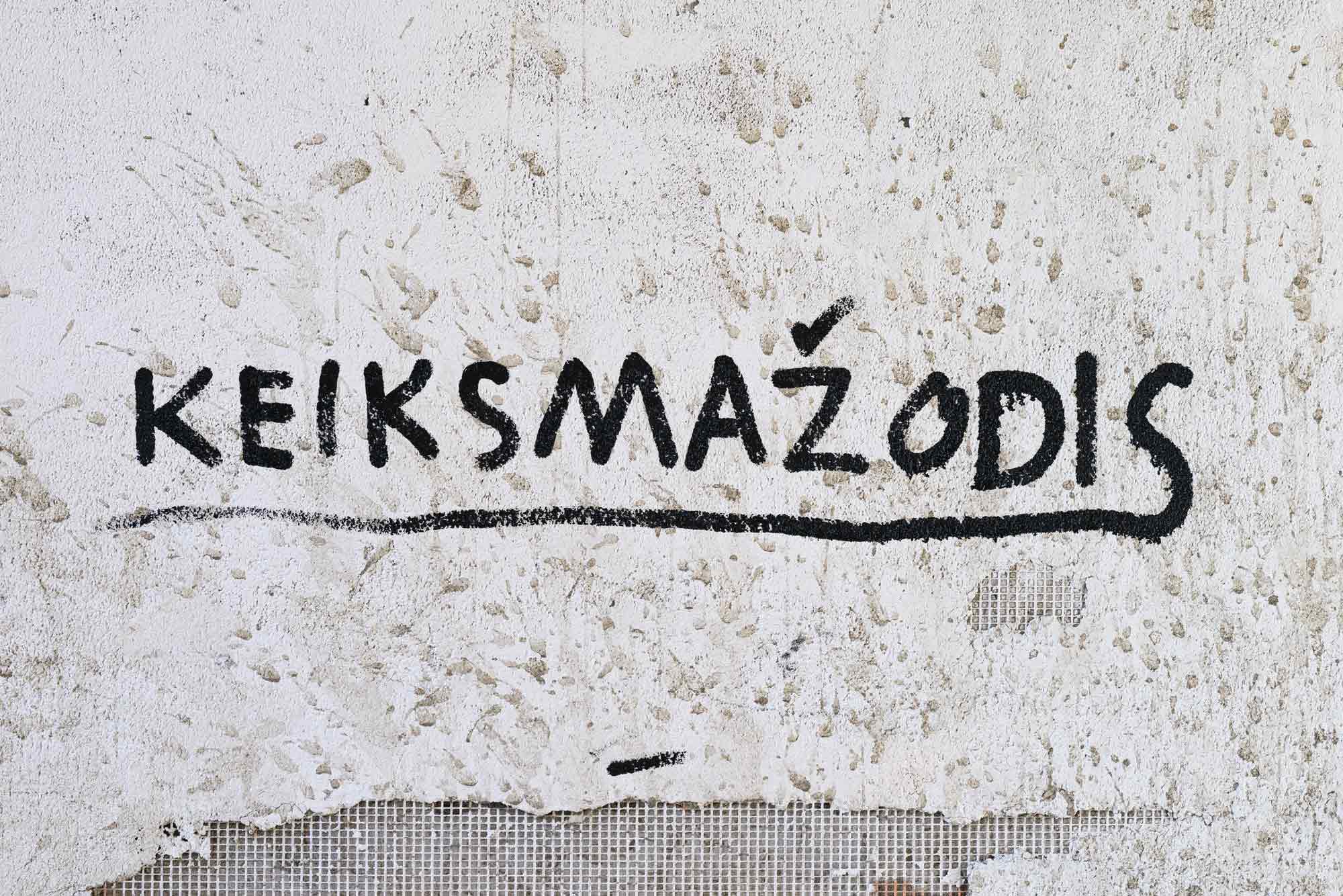 KEIKSMAŽODIS - originalas - NU IR KAS
