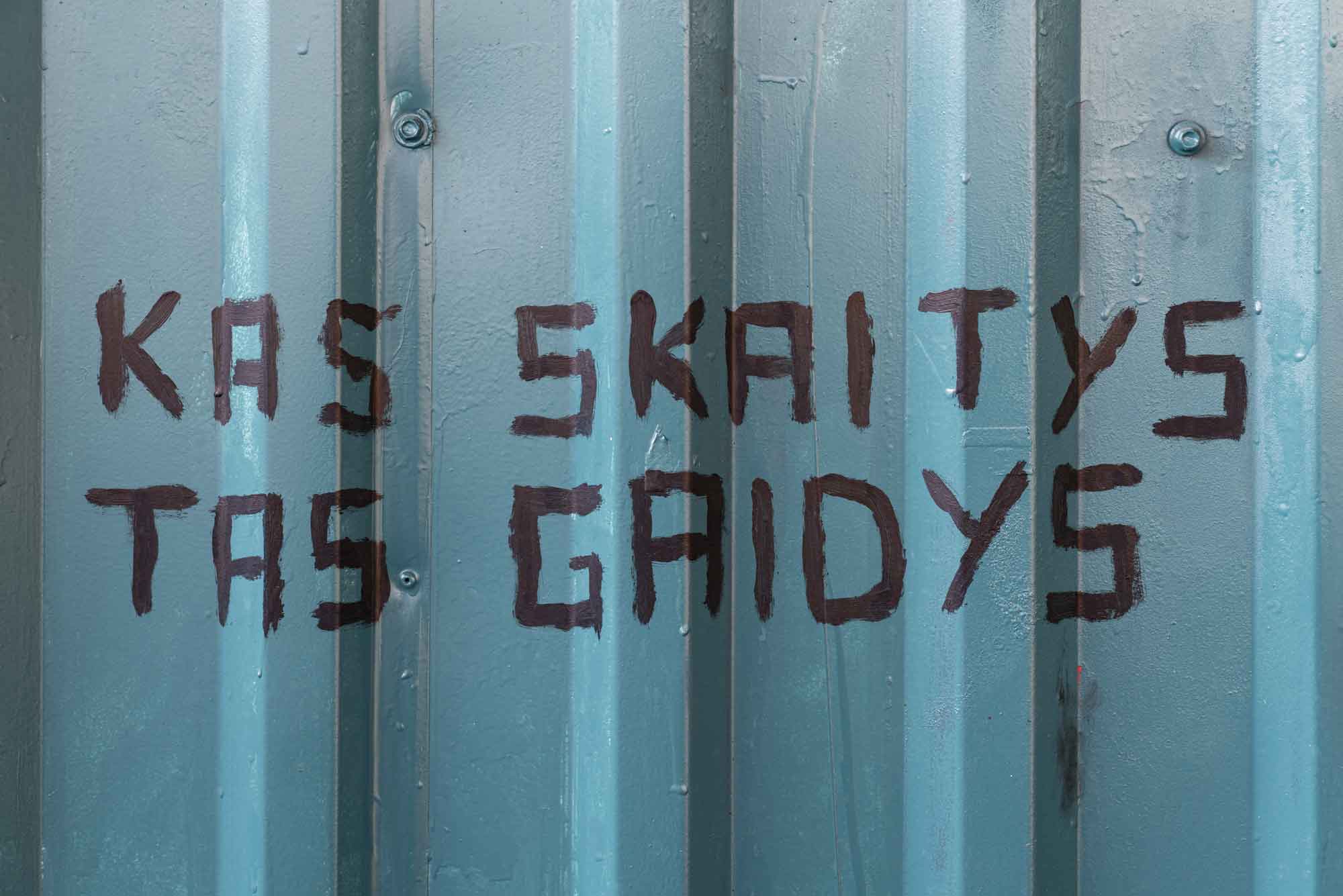 KAS SKAITYS - originalas - NU IR KAS